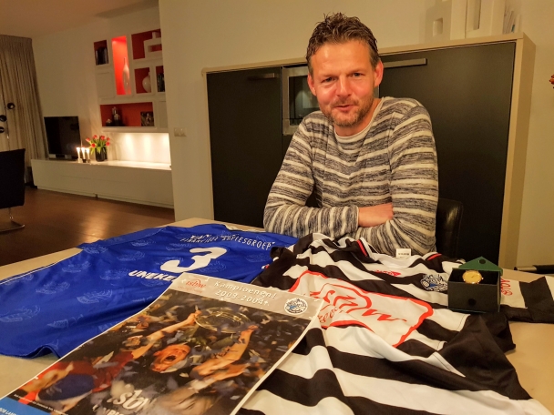 Peter Uneken met zijn shirts